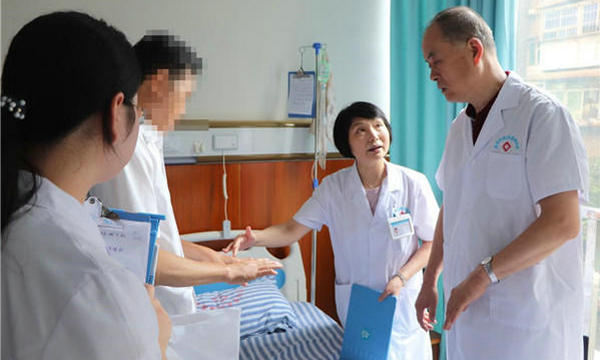 (圖:朱紅梅主任陪同北京積水潭醫(yī)院李鼎鋒教授為住院部病人進行康復評估及調(diào)整治療方案).jpg